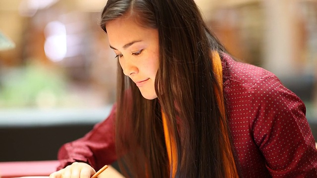 在大学图书馆学习的美国土著女学生视频素材