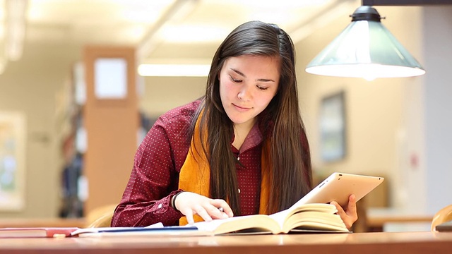 在大学图书馆学习的美国土著女学生视频素材