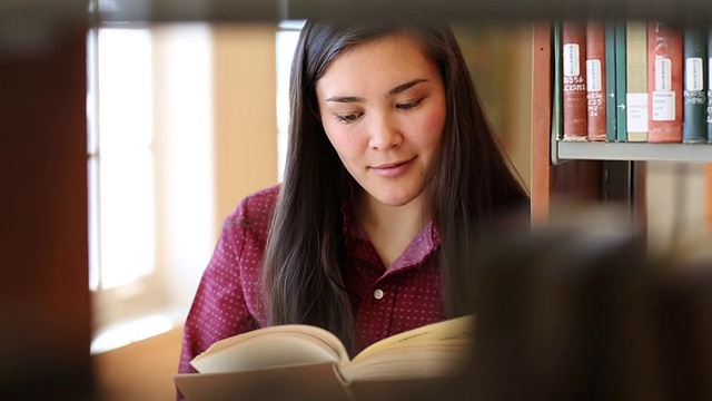 在大学图书馆学习的美国土著女学生视频素材