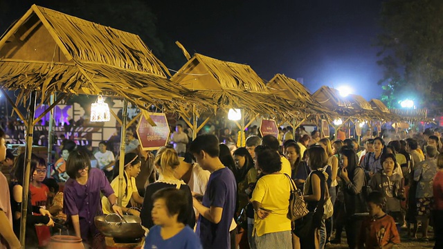 一群人在泰国夜市上醒来视频素材