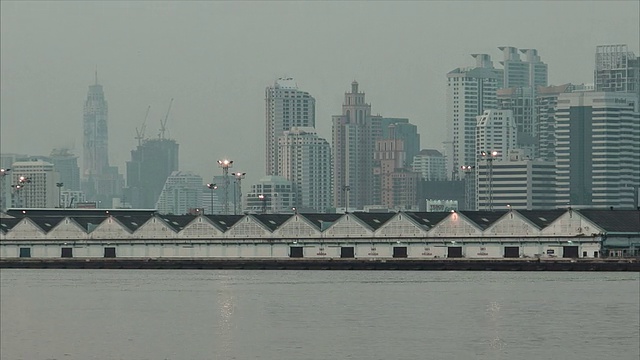 泰国湄南河的城市景观和河景视频素材