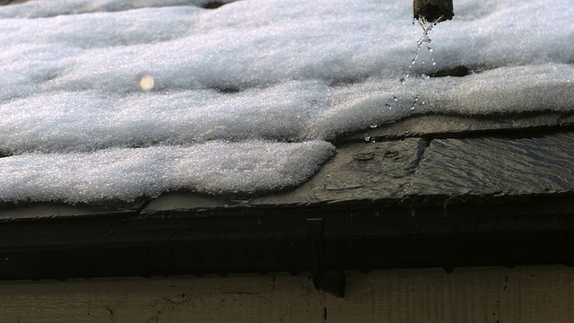 融雪的水落在石板屋顶上，慢镜头视频素材