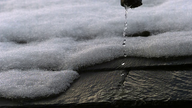 融雪的水落在石板屋顶上，慢镜头视频素材