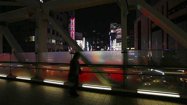 新宿人行天桥夜景视频素材