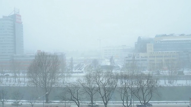 暴风雪。冬季交通。视频素材