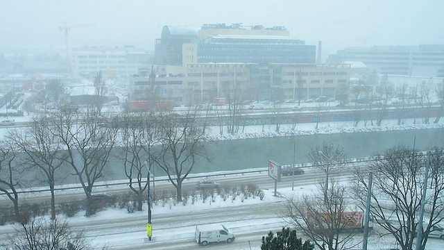 暴风雪。冬季交通。视频素材