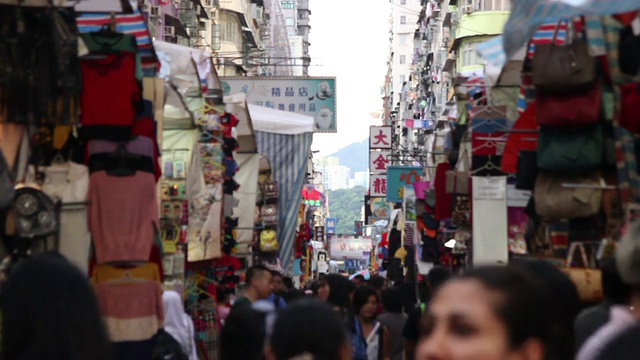 中国香港，人们在花园街街市散步视频素材