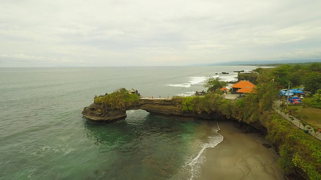 塔纳地段的空中Pura Batu Bolong寺视频素材