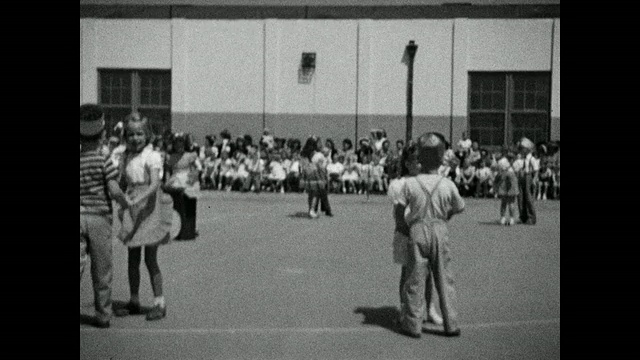 40年代的孩子们在学校里戴着厨师帽/学校舞会视频素材