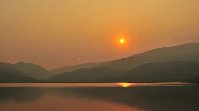 日落和山的时间流逝视频素材