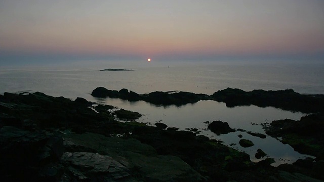 T/L WS日出在缅因州海岸大西洋，粉红色的天空，蓝色的水，水獭点，阿卡迪亚国家公园视频素材