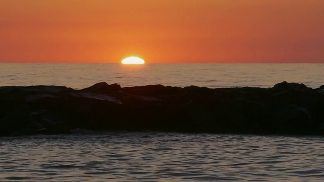 实时远摄拍摄的太阳的顶峰在海洋的地平线上，埃文的海边，新泽西，大西洋视频素材