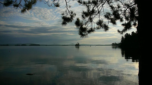 美国缅因州密里诺基特湖，黎明时分的田园诗般的湖景，看着湖中的岛屿，背景是山脉视频素材