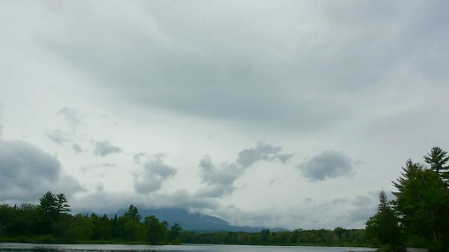 壮观的云雾笼罩着卡塔丁山，前景中的湖泊，缅因州森林，佩诺布斯考特河的西支流视频素材