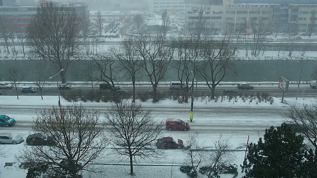 暴风雪。冬季交通。视频素材