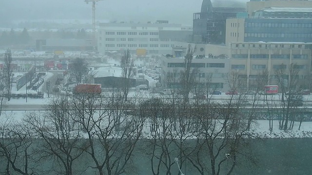 暴风雪。冬季交通。视频素材