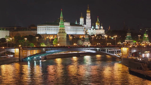 从桥上俯瞰莫斯科克里姆林宫的夜景/俄罗斯，莫斯科视频素材