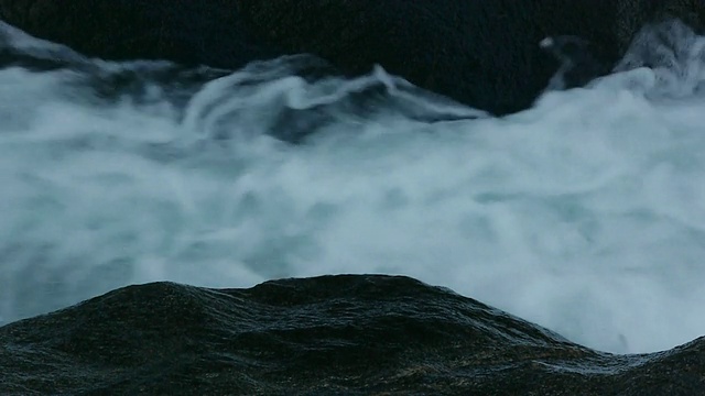 流动的水抽象，荒野河流瀑布通过峡谷，野生和风景如画的图奥勒姆河，约塞米蒂国家公园，加利福尼亚州视频素材