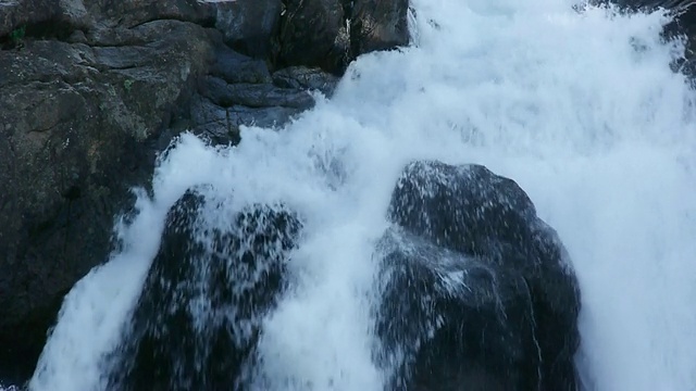 荒野瀑布瀑布在花岗岩巨石，野生和风景秀丽的图奥勒尼河，约塞米蒂国家公园，加利福尼亚州视频素材