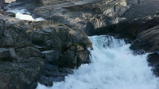 MS荒野瀑布瀑布通过花岗岩，野生和风景秀丽的图奥勒姆河，约塞米蒂国家公园，加利福尼亚州视频素材