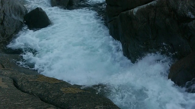 荒野河流从花岗岩峡谷倾泻而下，野生和风景优美的图奥勒姆河，约塞米蒂国家公园，加利福尼亚州视频素材