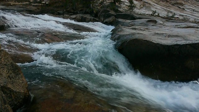 MS荒野河瀑布在花岗岩上，野生和风景秀丽的Tuolumne河，约塞米蒂国家公园，加利福尼亚视频素材