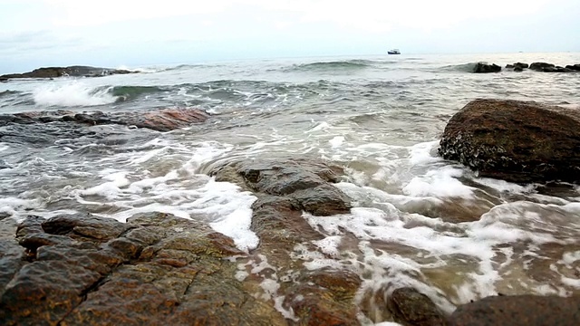 热带海滩上的石头视频素材