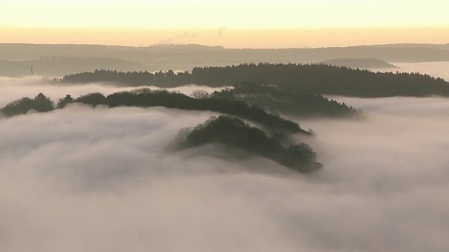 德国Saarland Saar / Mettlach河上Saarschleife的雾移动照片视频素材