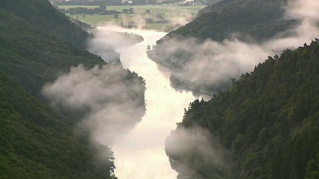 德国Saarland Saar / Mettlach河上Saarschleife的雾移动照片视频素材