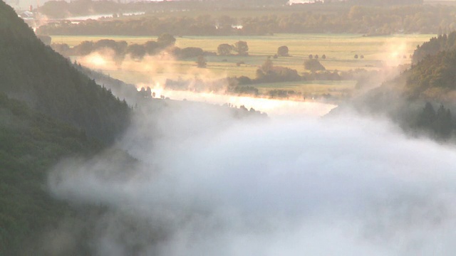 德国Saarland Saar / Mettlach河上Saarschleife的雾移动照片视频素材