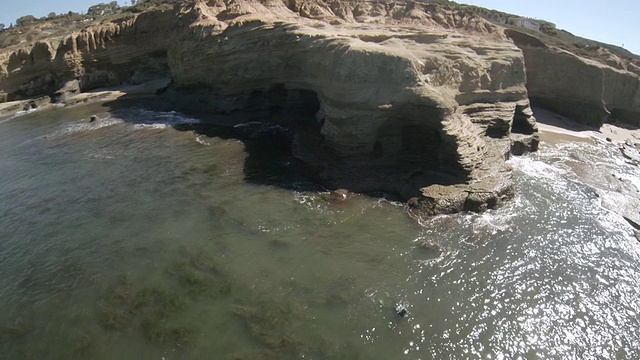 WS POV HA海浪冲击悬崖/圣地亚哥，加利福尼亚，美国视频素材