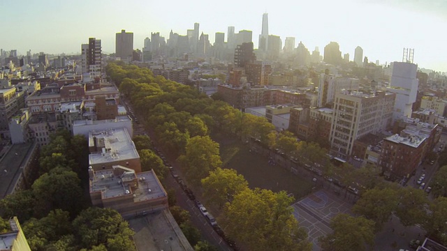 WS AERIAL SLO MO景观公园与建筑和城市天际线/纽约，美国视频素材