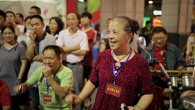 人们在南京东路唱歌跳舞，中国上海视频素材