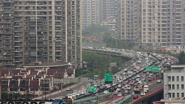 WS HA在现代城市中繁忙的交通天桥/中国上海视频素材