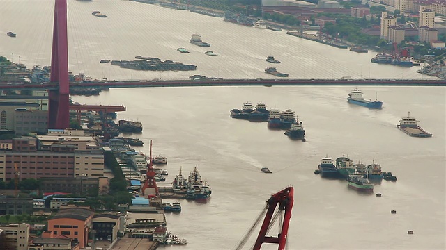 中国上海，洪浦江和大桥港口的货运船舶视图视频素材