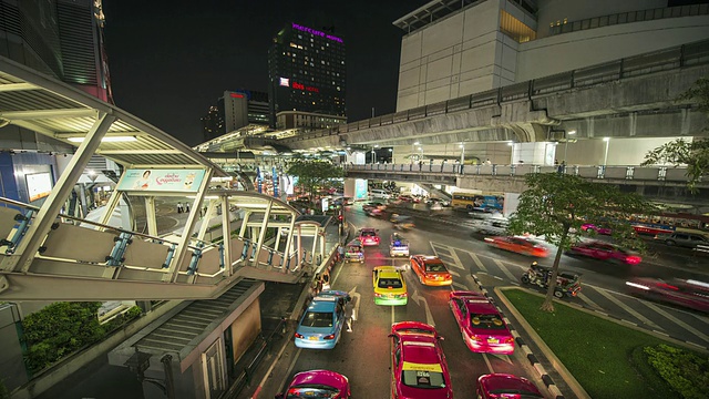 暹罗市中心的WS T/L夜间显示交通繁忙的道路/泰国曼谷视频素材