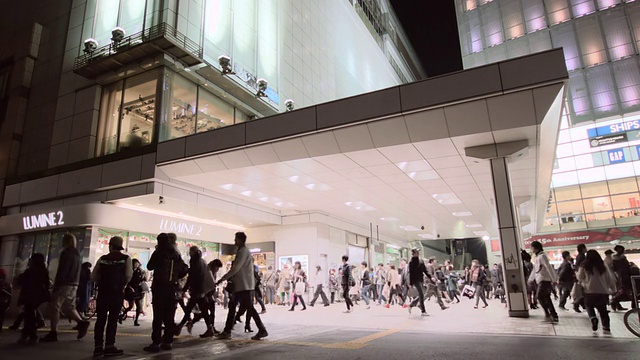 新宿车站附近的行人/新宿，日本东京视频素材