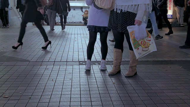 日本东京新宿，夜晚人们在新宿车站广场行走的脚步声视频素材