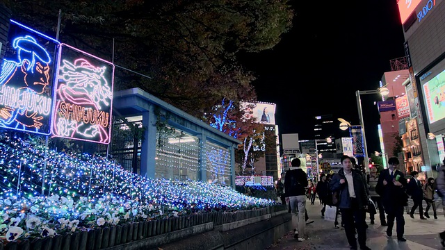 新宿车站广场周围的人们晚上/新宿，东京，日本视频素材