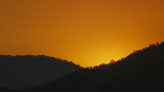 日落在黄昏的山，时间流逝视频素材