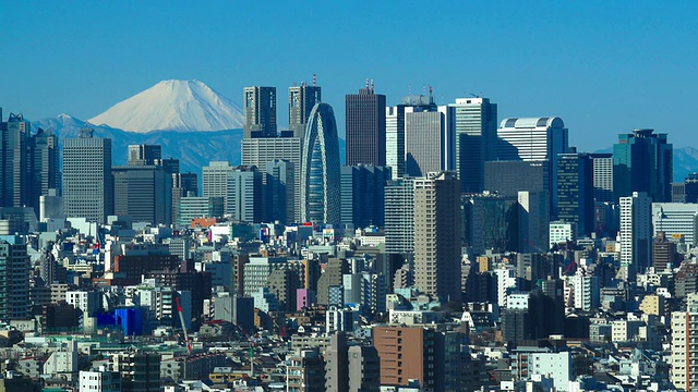 这是富士山和新宿的好天气视频素材