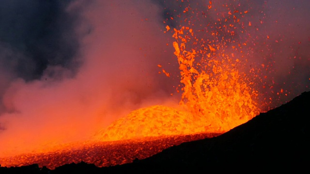 火山喷发和熔岩流视频素材