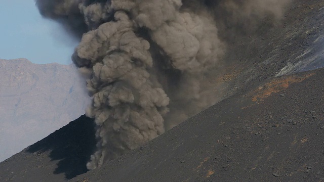 火山喷发和熔岩流视频素材