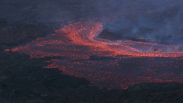 火山喷发和熔岩流视频素材