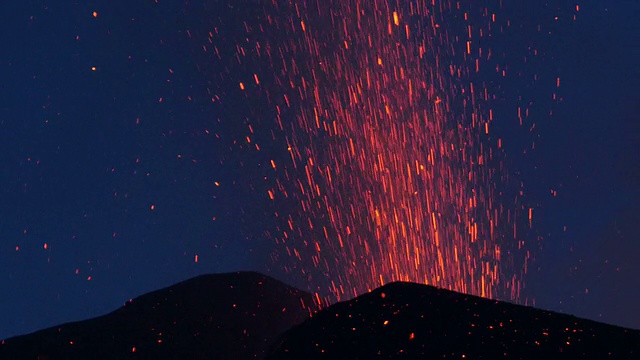 火山喷发和熔岩流视频素材