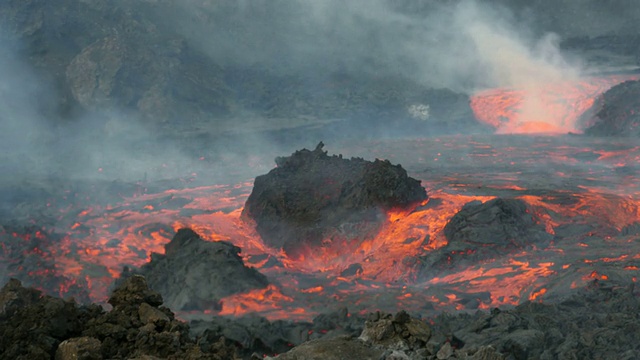 火山喷发和熔岩流视频素材