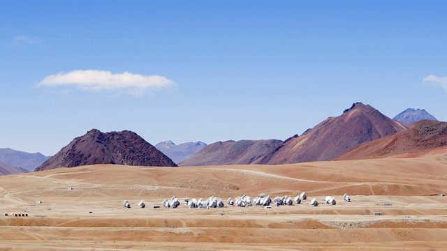 智利Chajnantor / San Pedro de Atacama的ALMA天线阵列视频素材