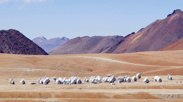 智利Chajnantor / San Pedro de Atacama的ALMA天线阵列视频素材