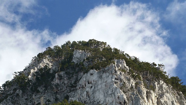 山峰与移动的云视频素材