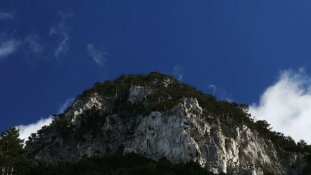 山峰与移动的云视频素材